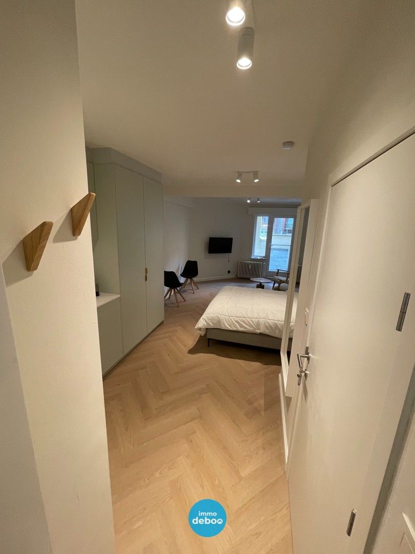 Ruime gerenoveerde studio met zonneterras op de zeedijk van Oostende foto 20