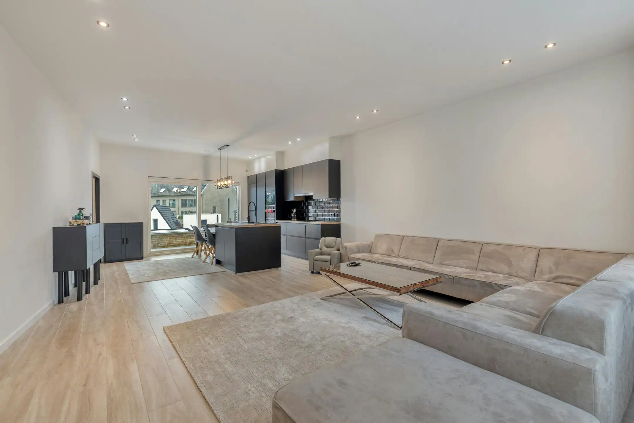 Handelshuis met 4 slaapkamers in het centrum van Oostakker foto {{pictureIndex}}