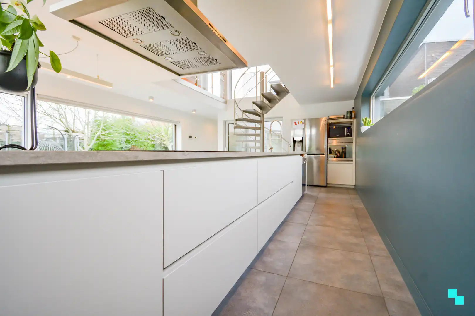 Bijzonder lichtrijke, moderne woning met zwembad te Izegem foto 5