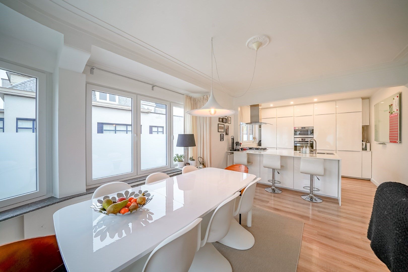 Instapklare hoekwoning met 4 slaapkamers en 4 garages foto 9