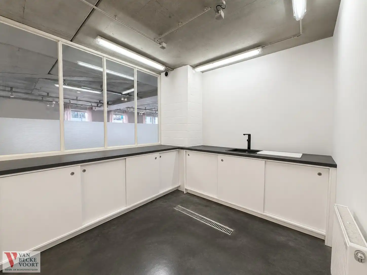 Handelsgelijkvloers 207 m² foto 5