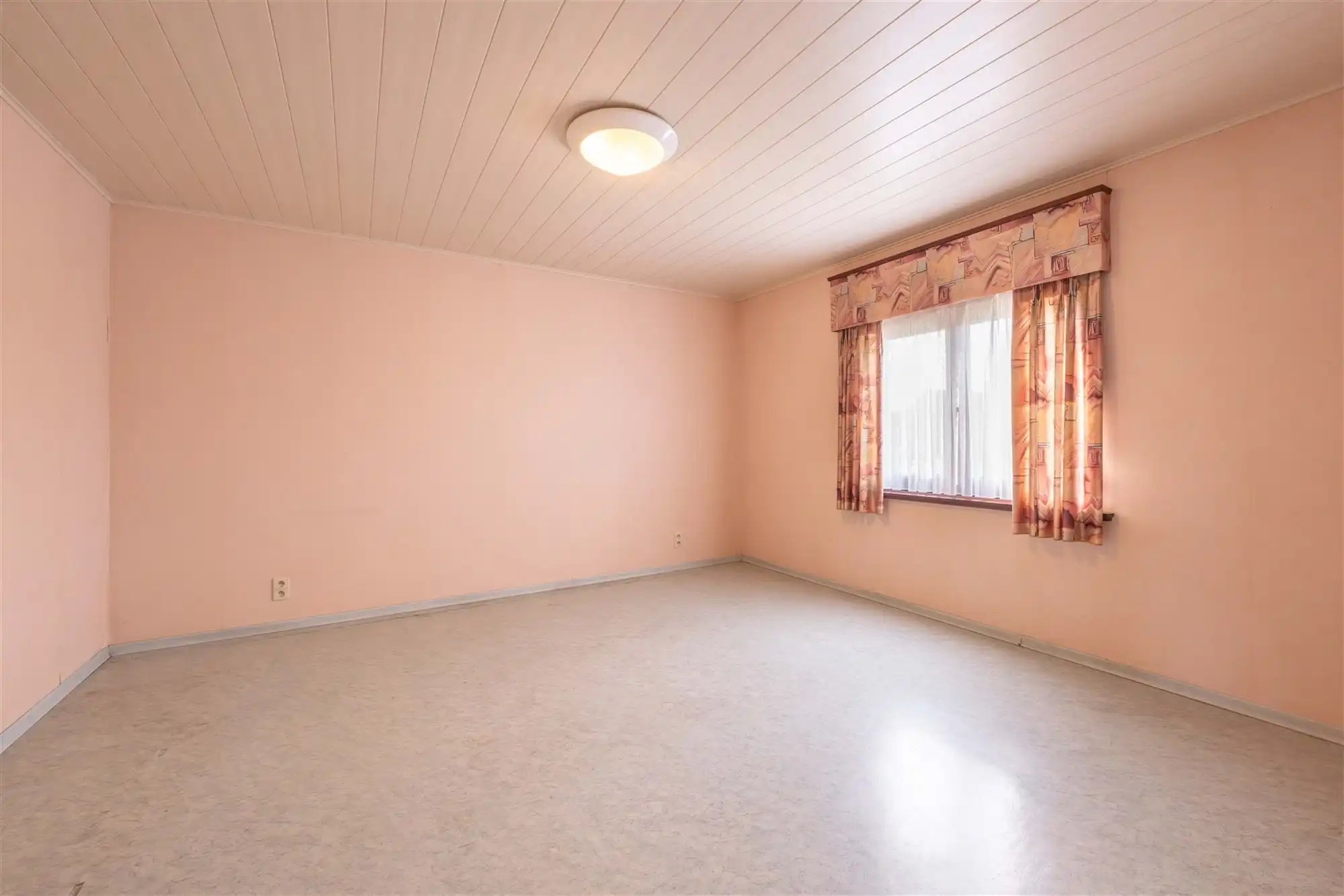 Kloeke halfopen woning met 2 garages en tuin foto 14