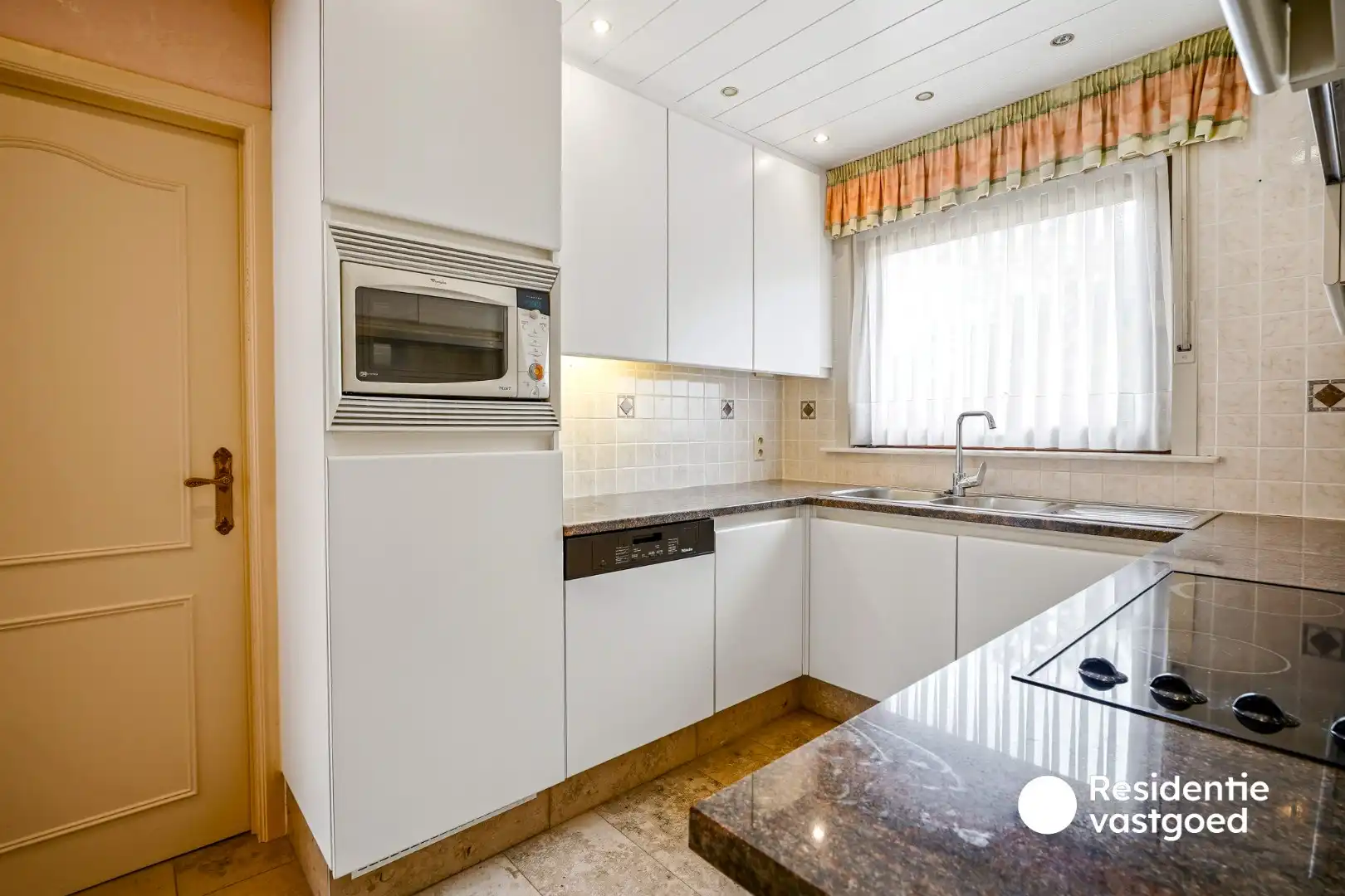 Statige gelijkvloerse villa op een terrein van 2342 m² te Oostduinkerke (Koksijde).  foto 6