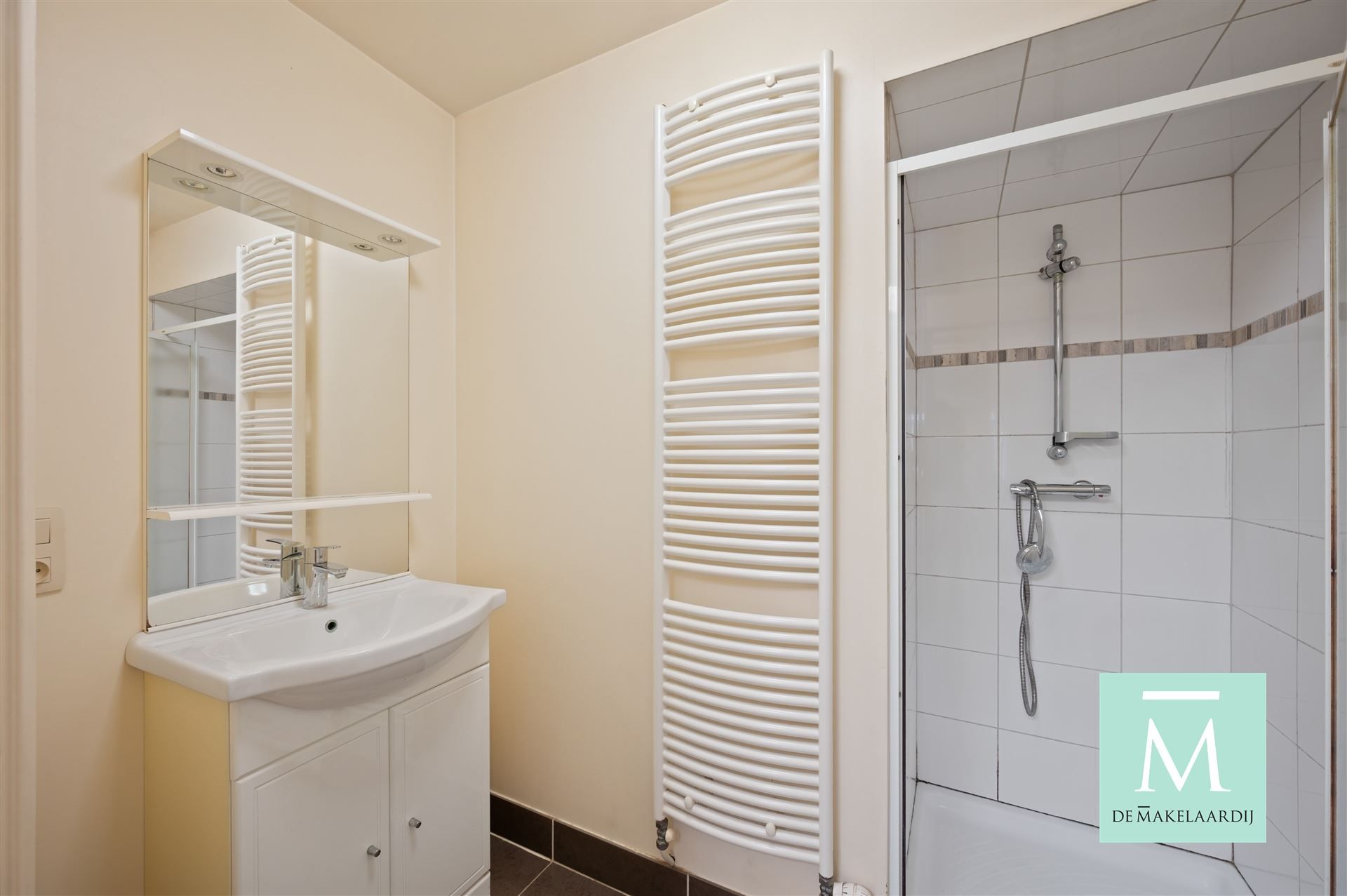 Leuke, op te frissen starterswoning met 3 slaapkamers en gezellig terrasje op toplocatie! foto 7