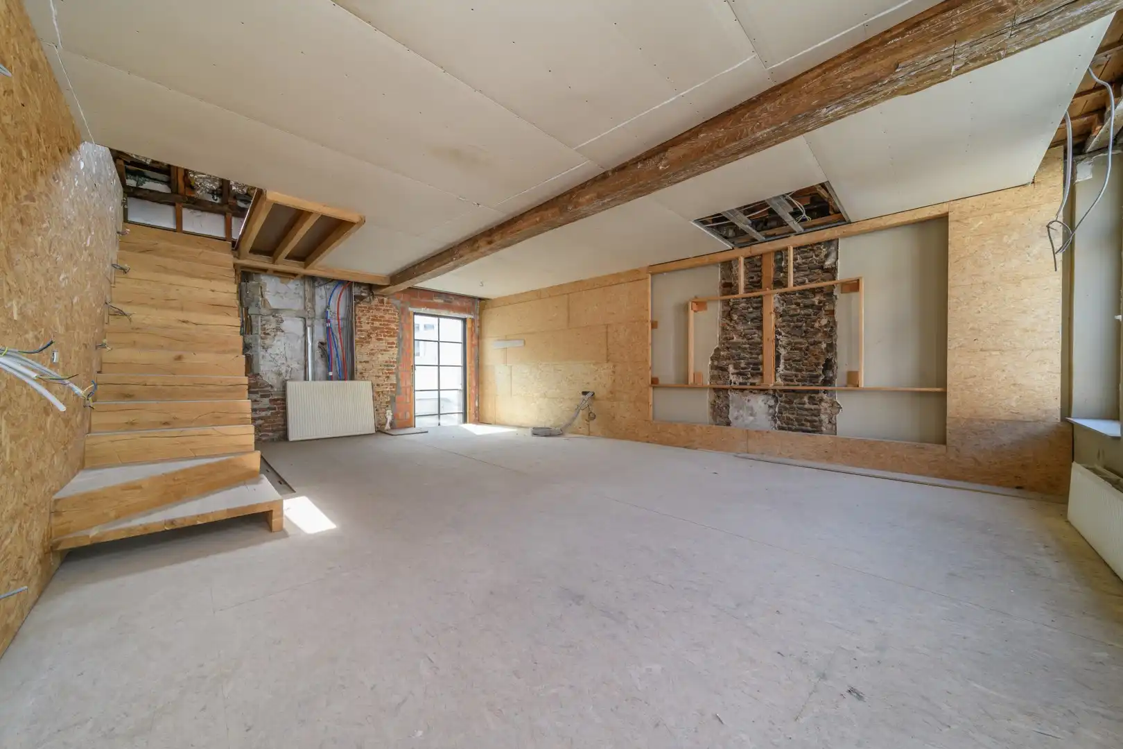 Zeer gunstig en centraal gelegen, verder af te werken karaktervolle woning foto 10