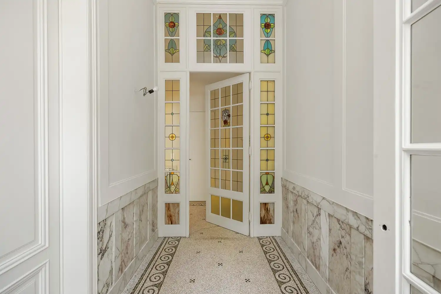 Prestigieuze en totaalgerenoveerde herenwoning (EPC B!) in eclectische stijl met zalige stadstuin op toplocatie aan de Jan Van Rijswijcklaan foto 6