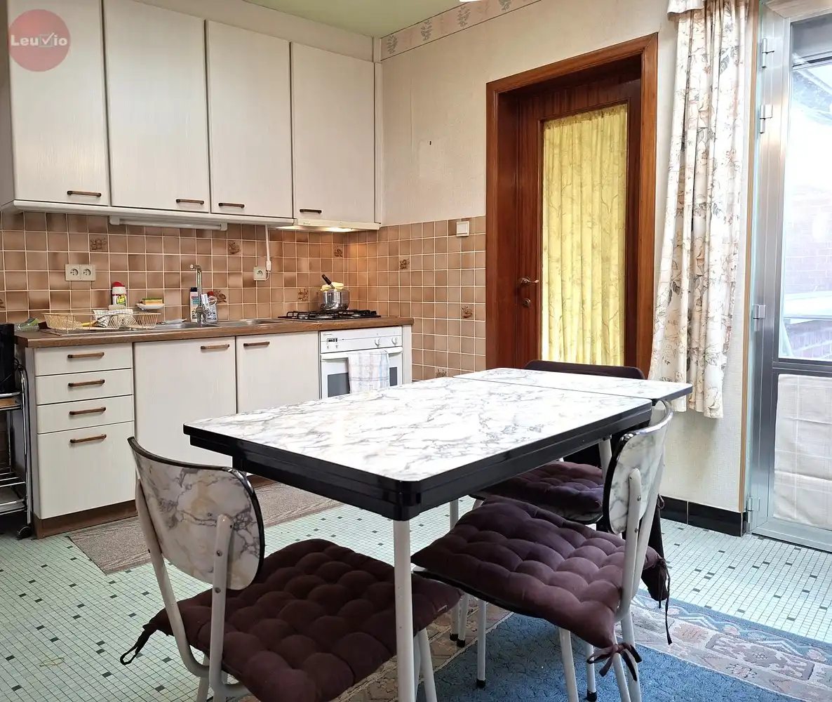 Goed gelegen woning // 2 slaapkamers + zolder om af te werken foto 4