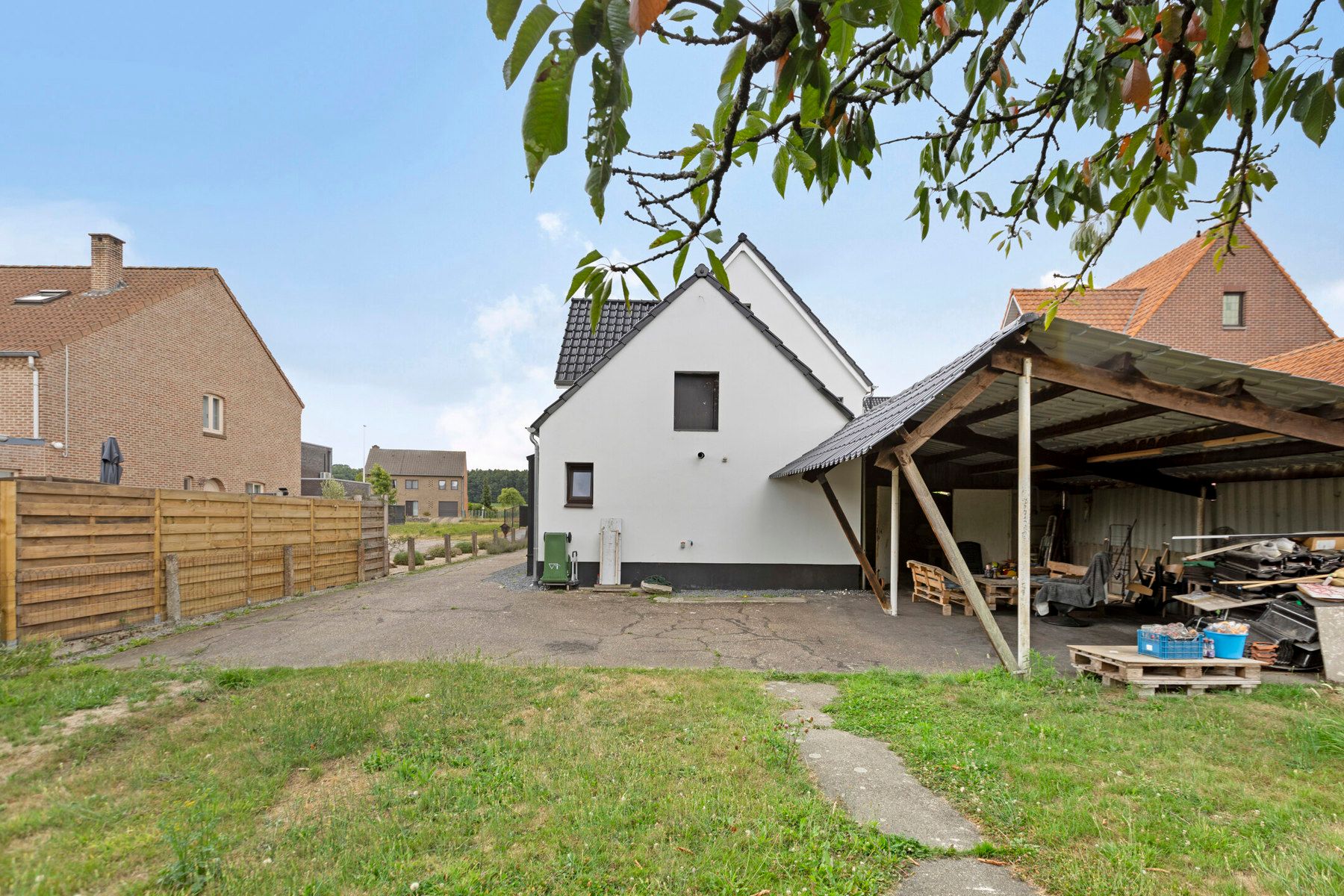 Gerenoveerde woning met drie slaapkamers foto 35