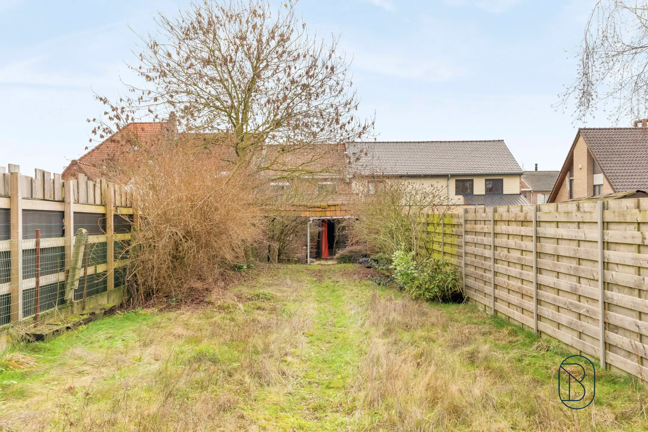 Woning met garage, oprit en tuin - veel potentieel foto 3