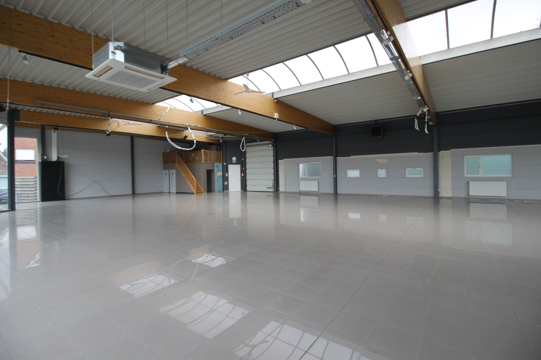 Showroom/kantoorruimte/winkelruimte van ca 642 m² met parking gelegen langs verbindingsweg Merksplas/Turnhout foto 2