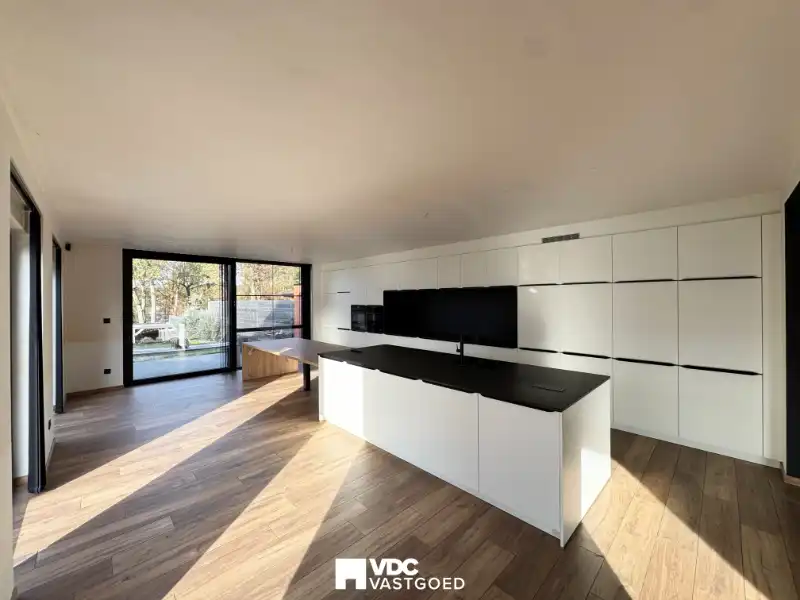 Halfopen bebouwing – gerenoveerd & bijgebouwd in 2020 – EPC B – 3 slpks – prachtige tuin – 183 m² woonopp. foto 2