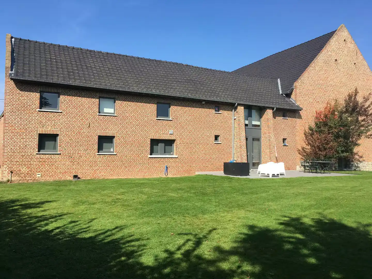 RUIME WONING VAN 390 m² MET GROTE TUIN EN ZWEMBAD foto 12