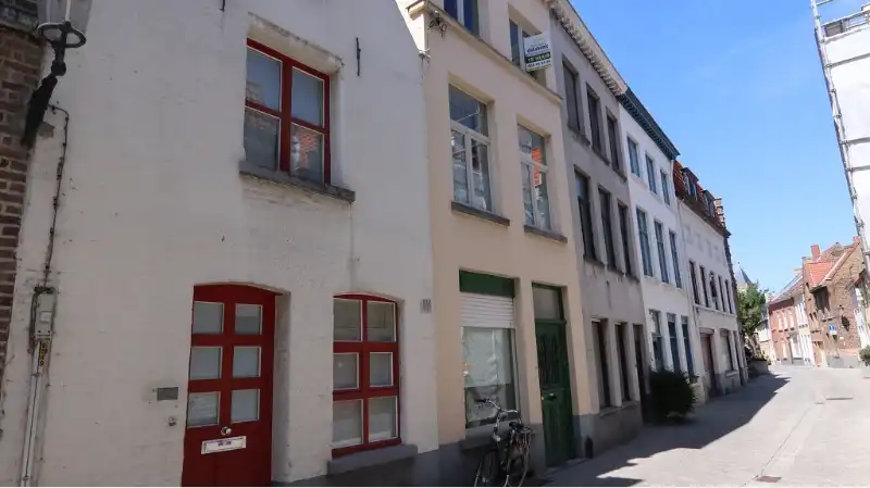 Vernieuwde 3-slaapkamerwoning te huur in het centrum van Brugge foto {{pictureIndex}}