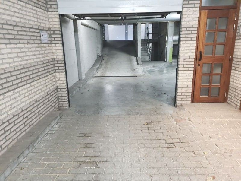 Gemakkelijk toegankelijke garagebox in de residentie Robijn in de buurt van het commerciële centrum. foto 6