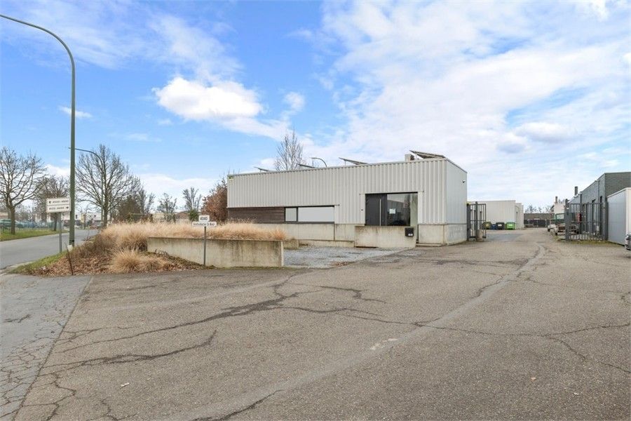 HANDELSPAND GELIJKVLOERS KANTOORRUIMTE IN SINT-TRUIDEN foto {{pictureIndex}}