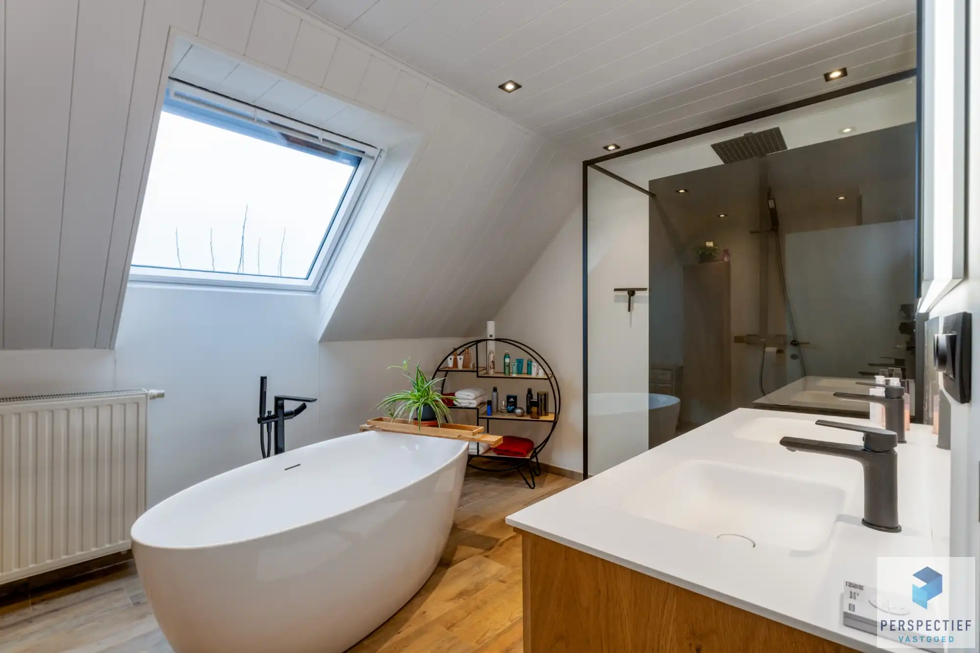 Centraal gelegen villa  met mooie tuin op 734 m² foto 13