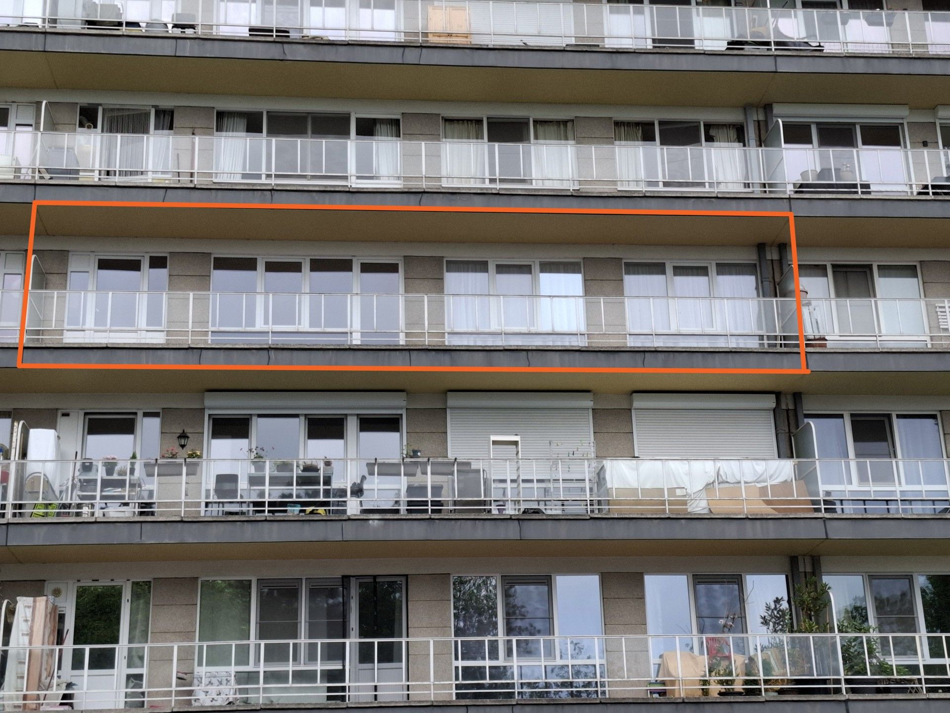 AALST - Betaalbaar appartement met 2 slaapkamers en terras! foto 2