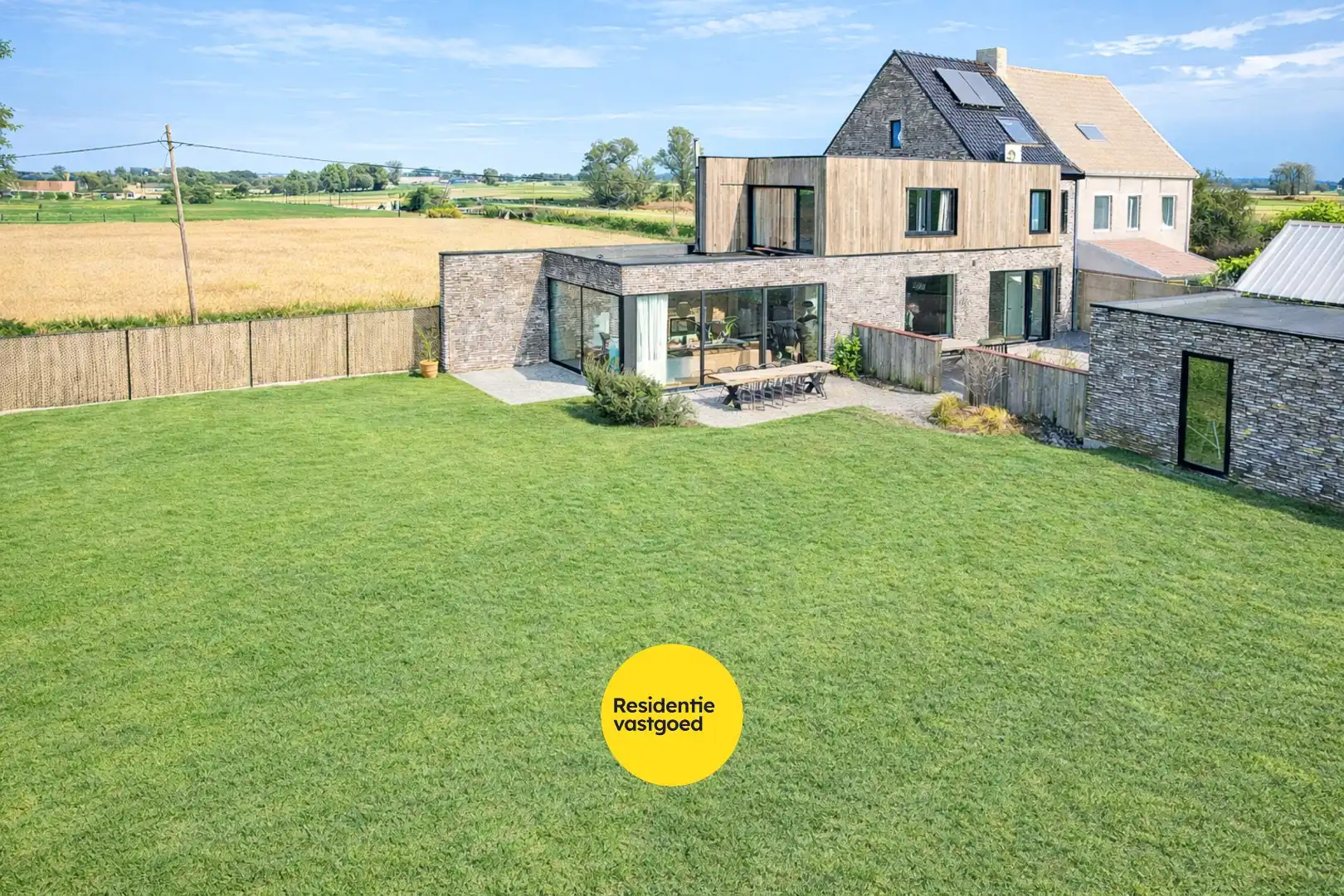 Recente woning met prachtige verzichten op een perceel van 2.027 m², midden in het groen nabij de IJzer. foto {{pictureIndex}}