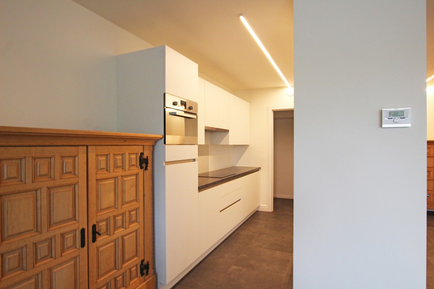 Ruim, gelijkvloers appartement met 2 slaapkamers, terras en een autostaanplaats! foto 7