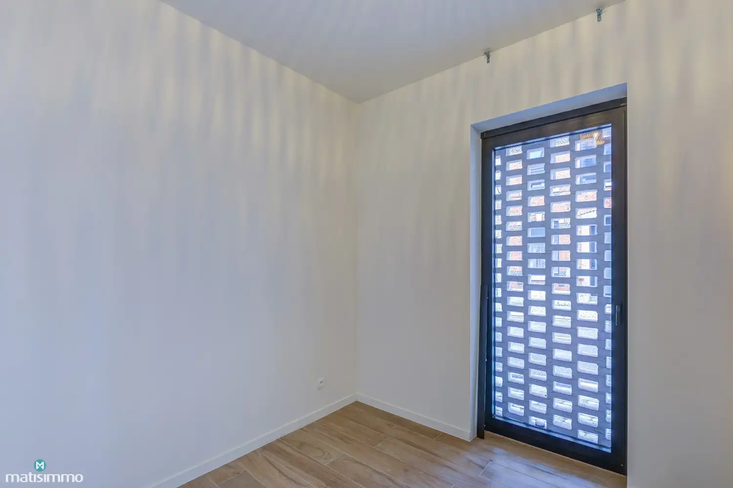 GELIJKSVLOERS APPARTEMENT MET ZUIDGERICHT TERRAS GELEGEN NABIJ HET CENTRUM VAN BILZEN foto 9