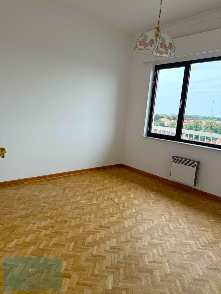 Te huur: Ruim 3-slaapkamer appartement in hartje Genk – Sint-Martinusplein foto 8