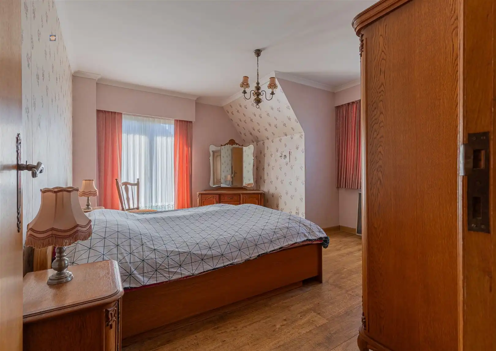 Karaktervolle villa met bijgebouw en ruime parking foto 8