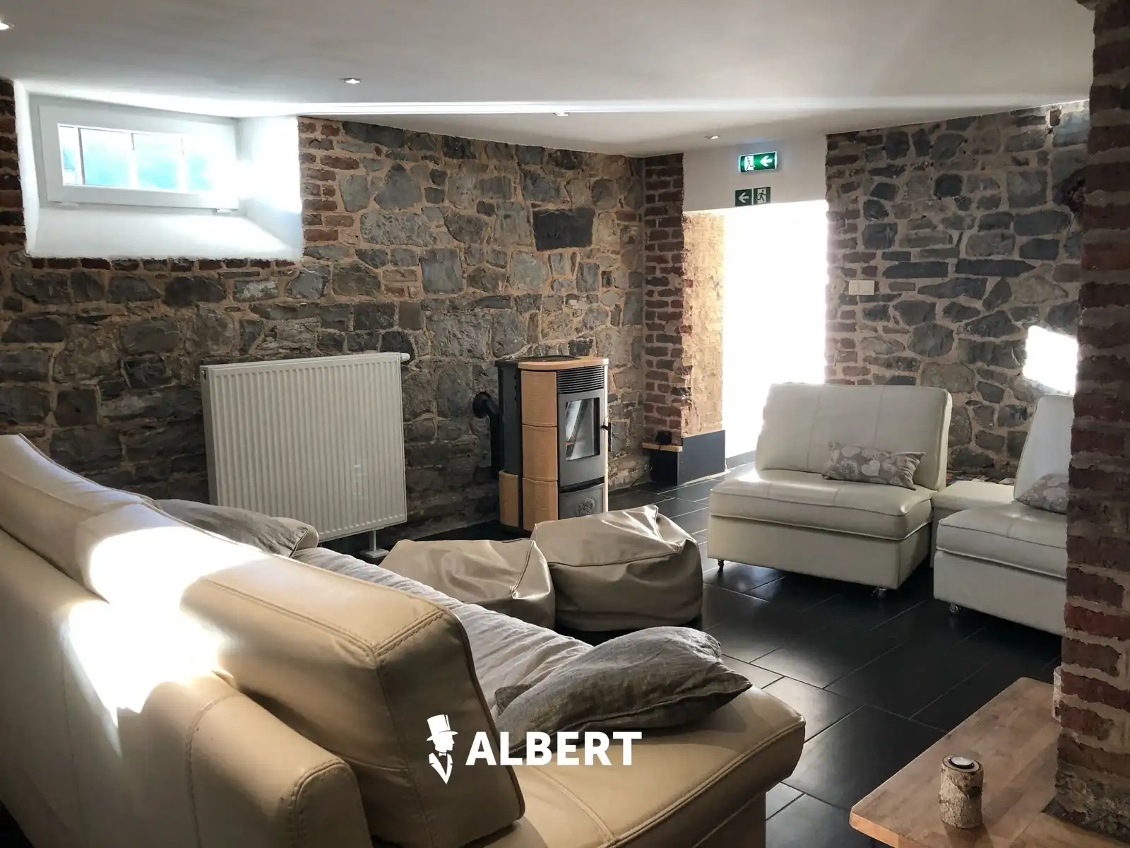 Prachtig gerenoveerde ruime woning (oude school) in Dinant! foto 7