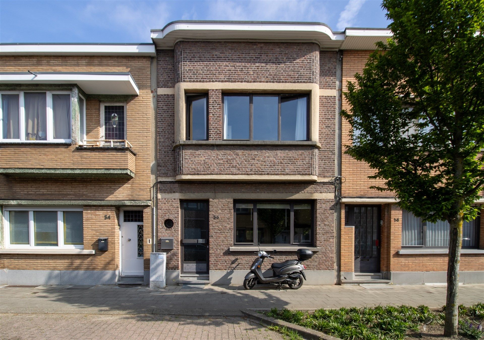Hoofdfoto van de publicatie: Op te frissen woning met 2 tot 3 slaapkamers op 203 m²