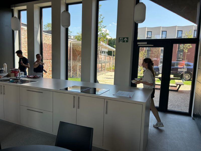 Nieuwe studentenkamer op een top locatie in centrum Kortrijk met zicht op plein. foto 12