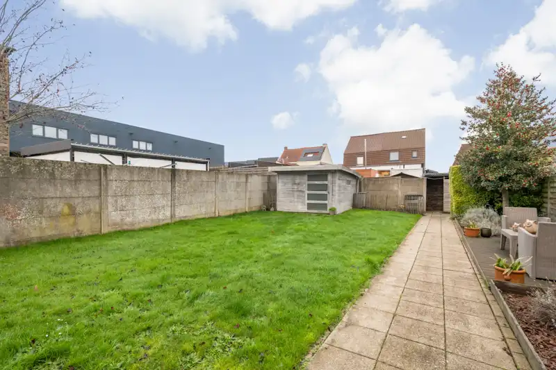 Lauwe-Centrum. Uitstekende gelegen handelseigendom : wonen en werken met 4 slaapkamers met tuin en aparte ingang garagegebouw en parking. POLYVALENTE EIGENDOM MET POTENTIEEL ! foto 3