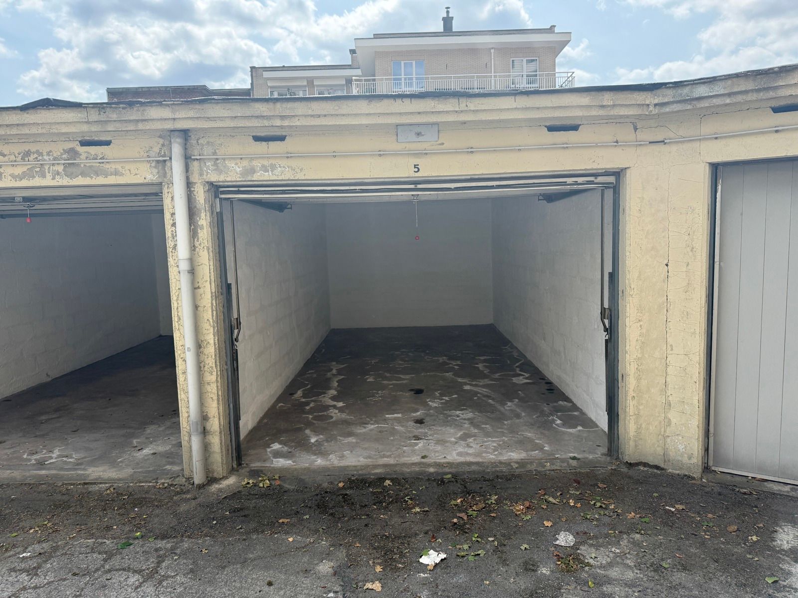 Gesloten garagebox met slagboombeveiliging foto {{pictureIndex}}