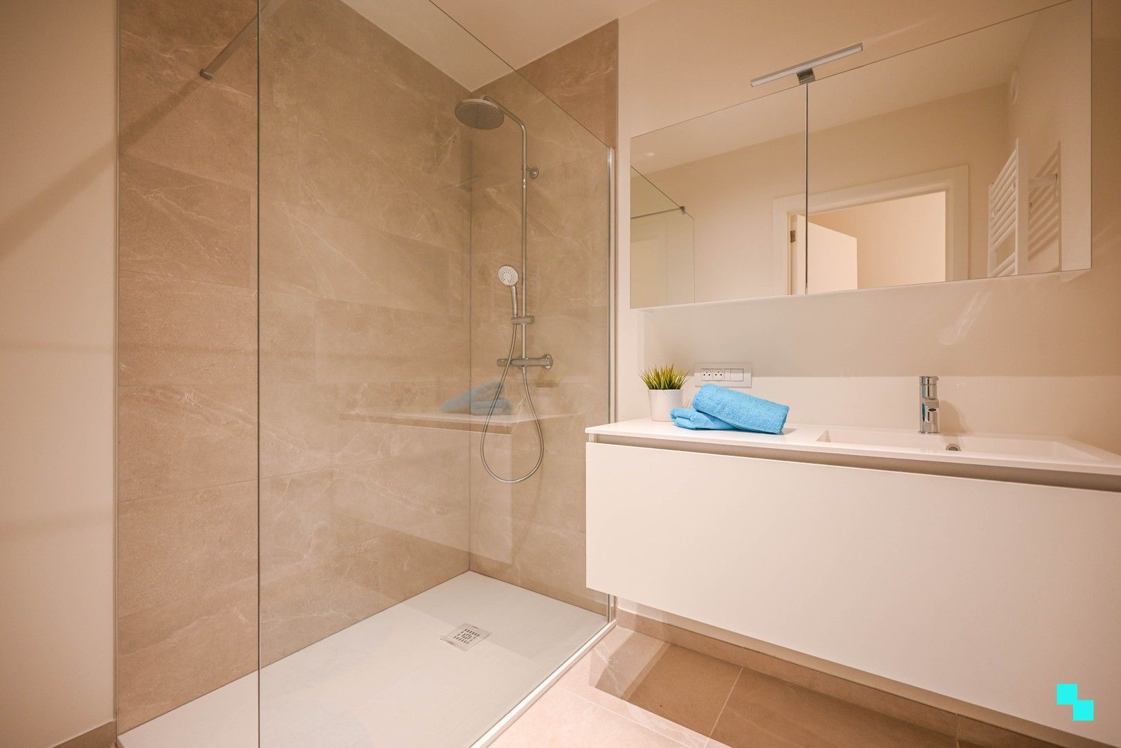 hoekappartement met aangenaam terras foto 20