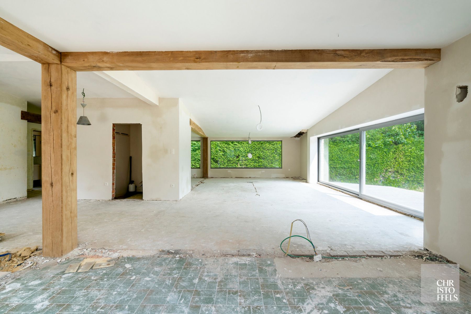 Deels gerenoveerde laagbouwvilla, residentieel gelegen in de bossen op een uitgestrekt perceel van 3.981m² foto 2