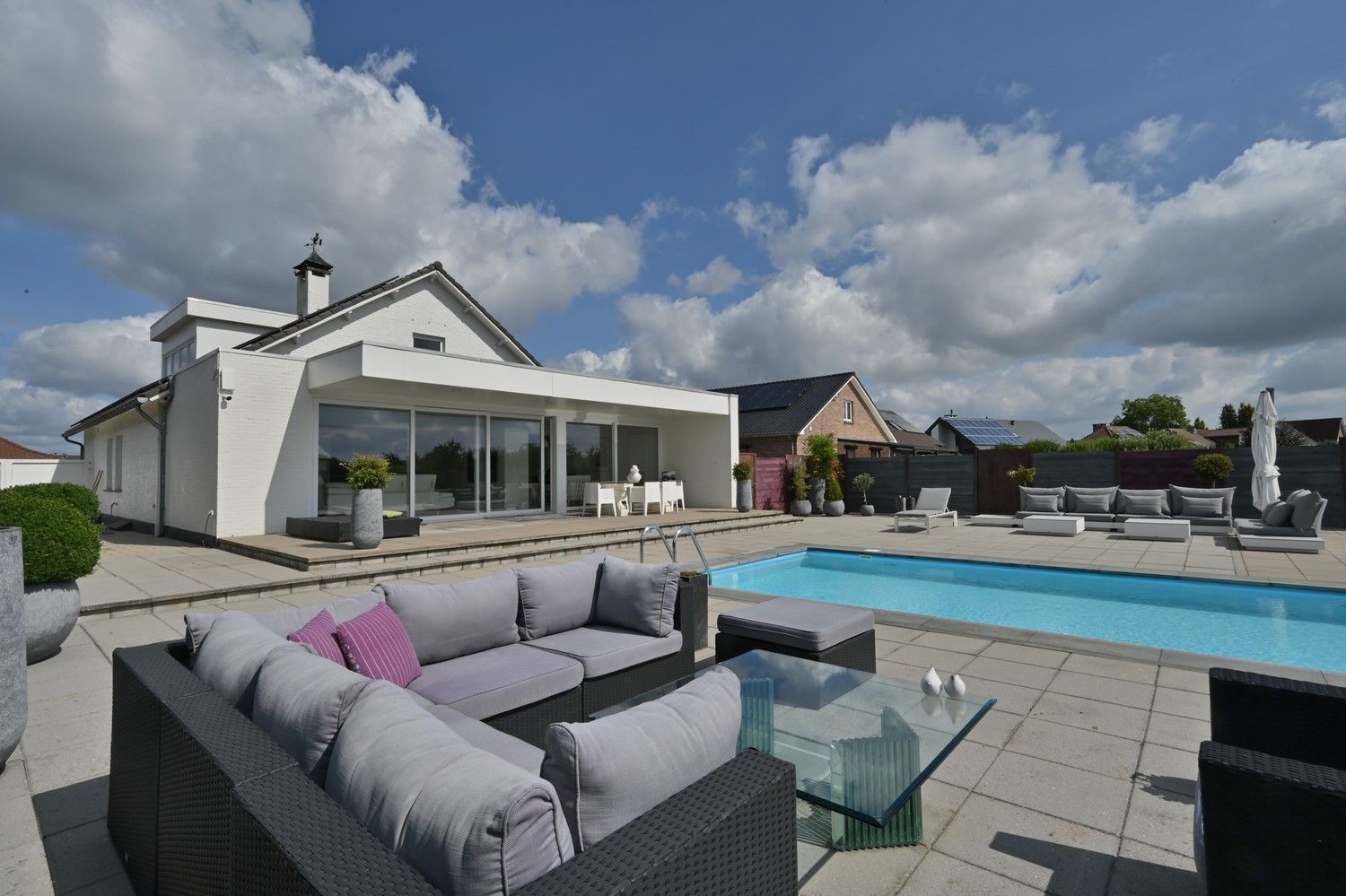 Ruime woning met zwembad en royaal poolhouse, op rustige locatie in Rekem, direct grenzend aan velden foto {{pictureIndex}}