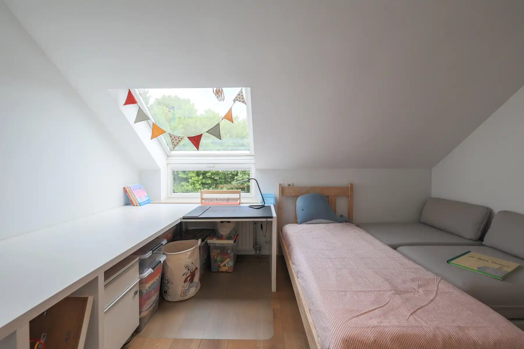 Een warme thuis, omringd door groen foto 17