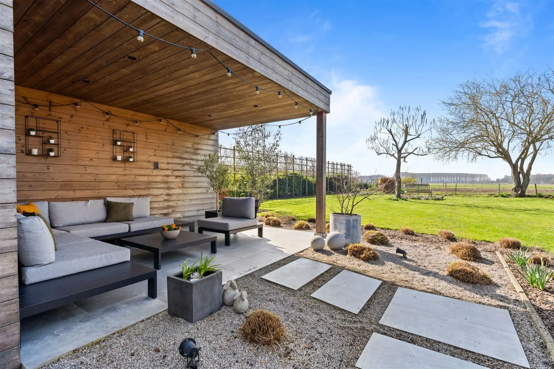 Modern halfopen bebouwing met uniek zicht in een landelijke omgeving. foto 3