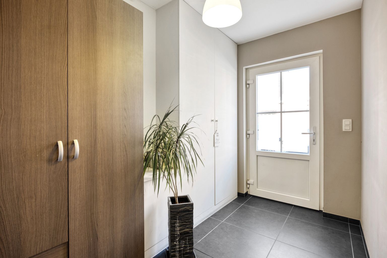  Instapklare recente woning met tuintje en carport foto 2