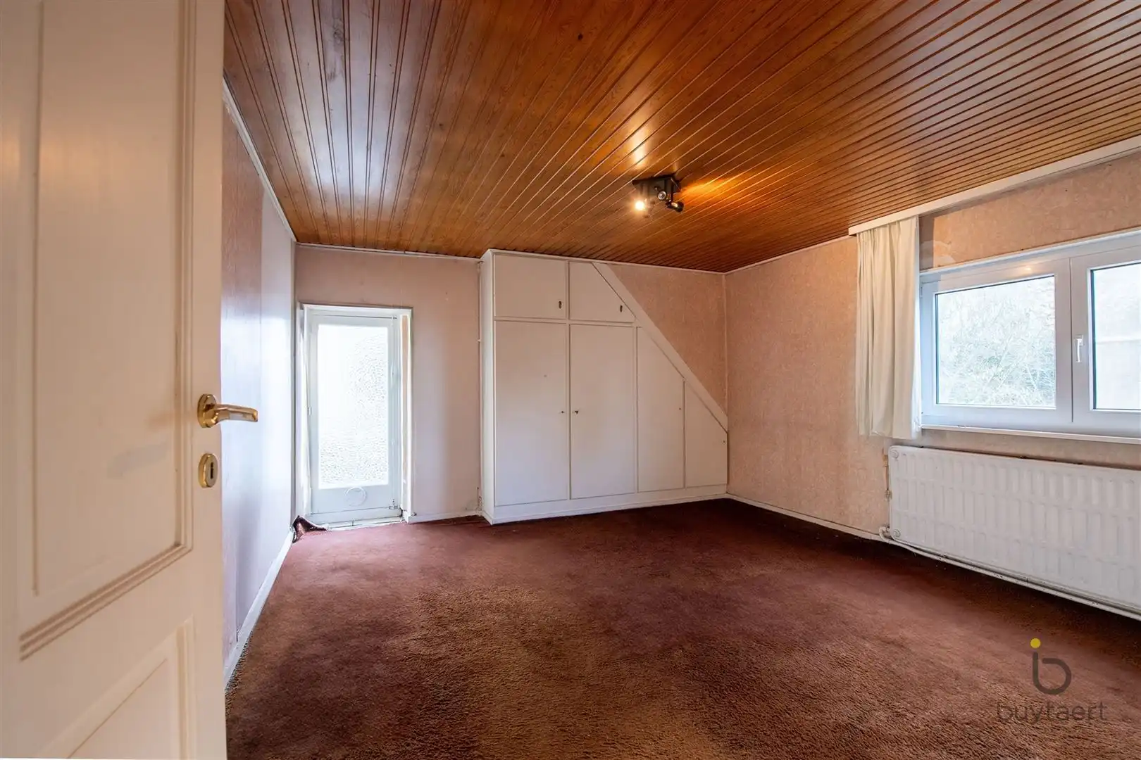 Veel renovatiepotentieel in ruime rustig gelegen familiewoning midden in het groen! foto 24