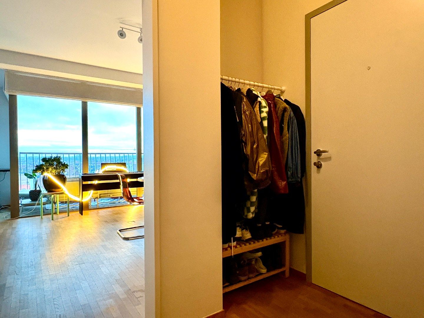 Uitzonderlijk twee slaapkamer appartement met zicht over Kortrijk. foto 15