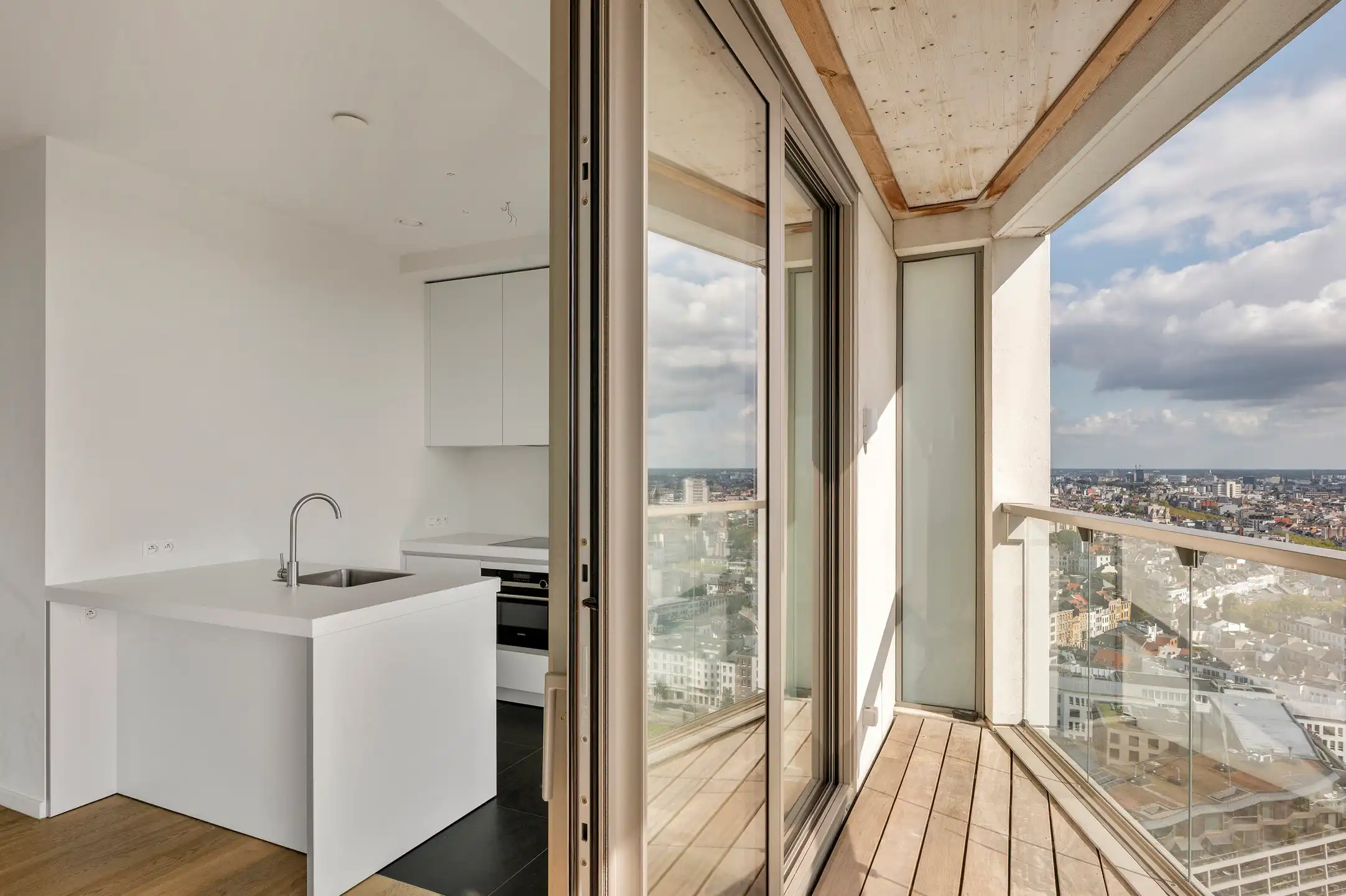 Uitzonderlijk hoekappartement op de 23ste verdieping met zicht over de skyline van Antwerpen.&nbsp; foto 5