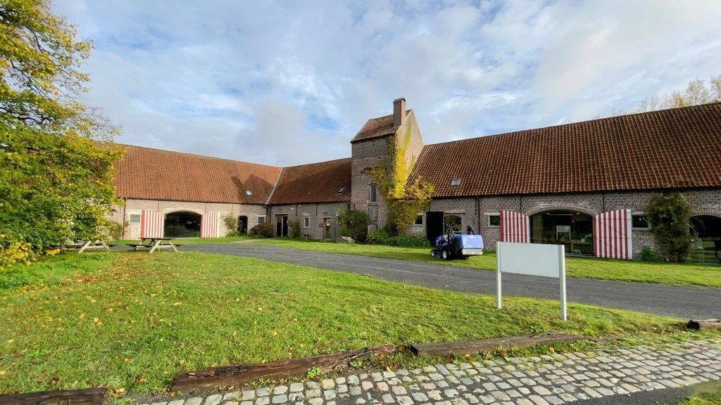 Rustig gelegen kantoorruimte te huur in gerenoveerde hoeve te Heusden foto {{pictureIndex}}