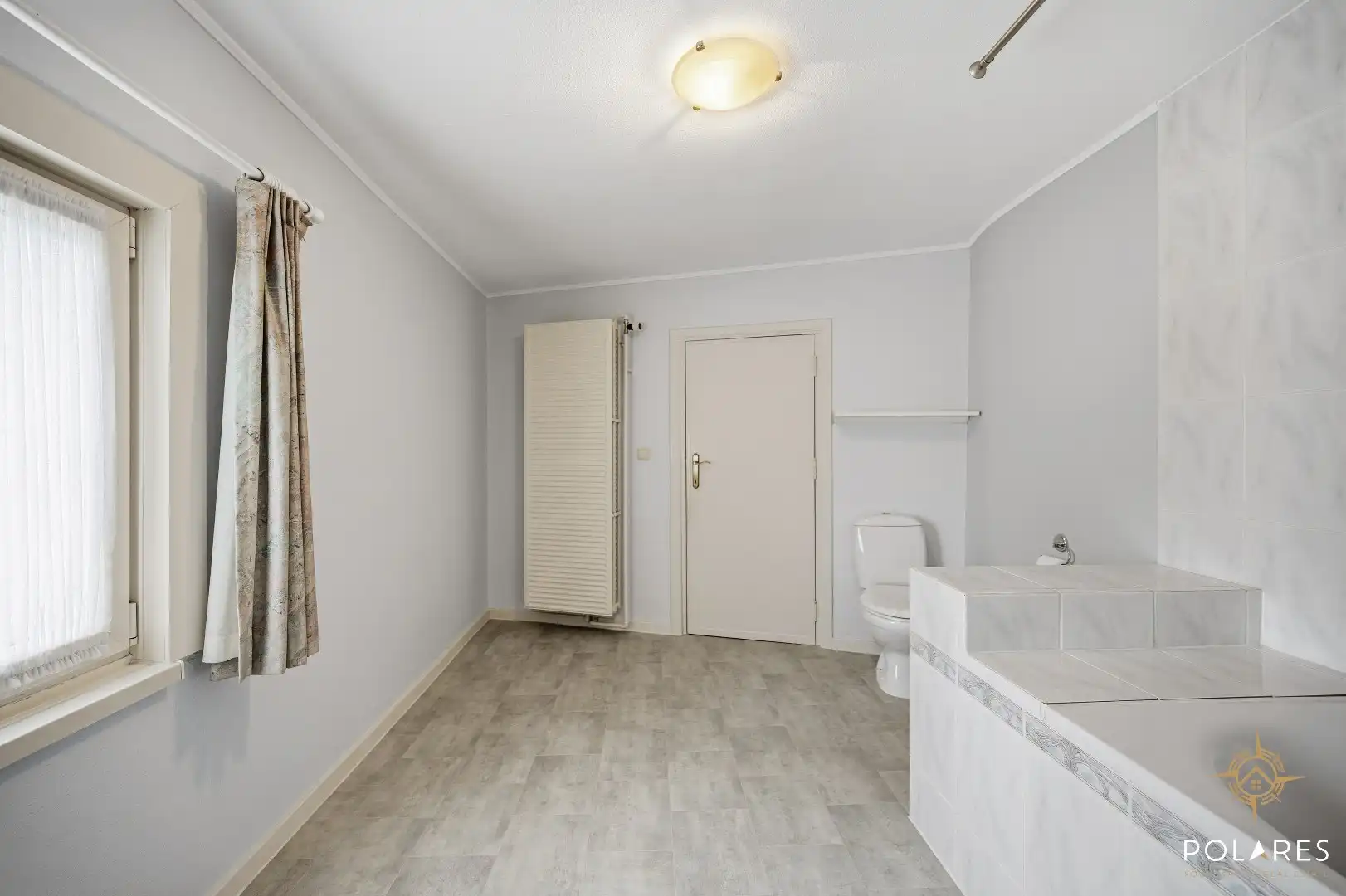Instapklare rijwoning met 4 slaapkamers en leuke tuin! foto 10
