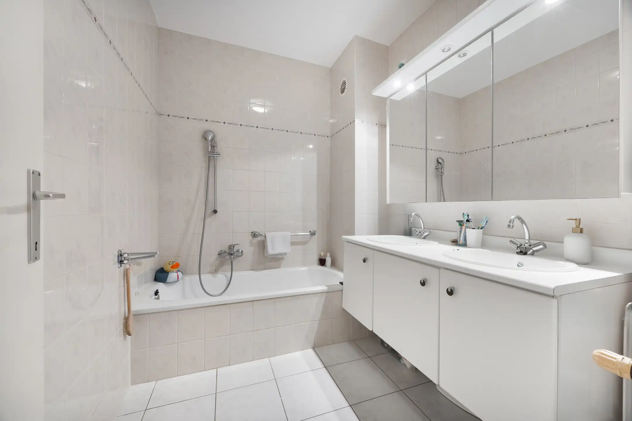 Opbrengsteigendom met 3 verhuurde appartementen nabij stad  foto 24