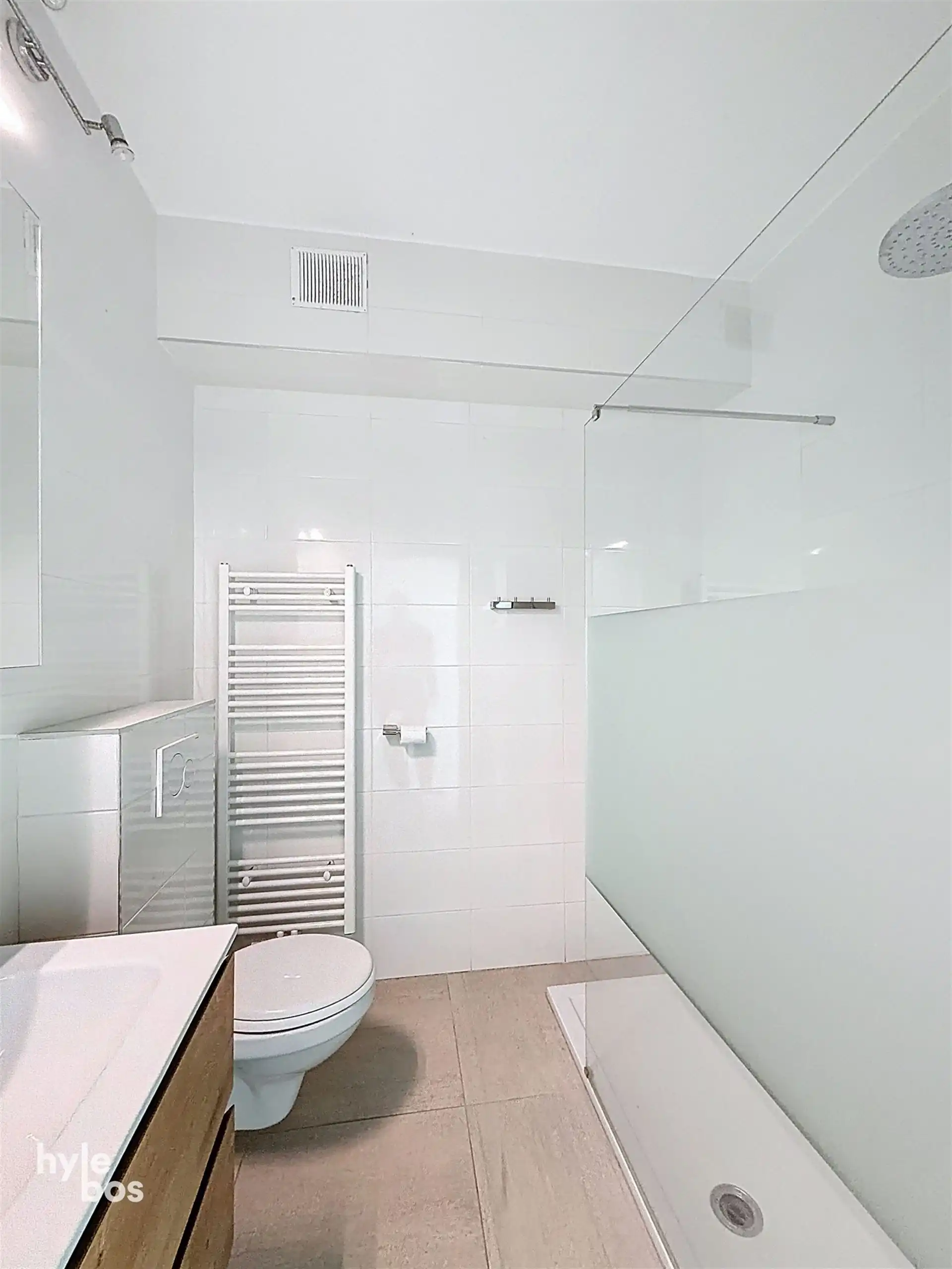 Uitzonderlijk groot gelijkvloers appartement met stadstuin en garage foto 8