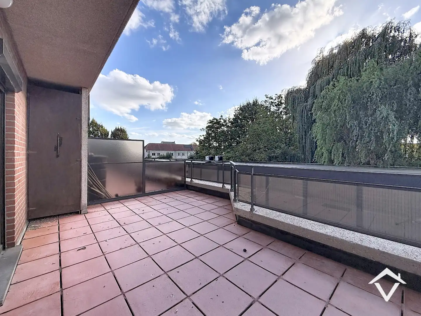 Instapklaar appartement met twee slaapkamers, twee terrassen en garage te Roeselare foto 18