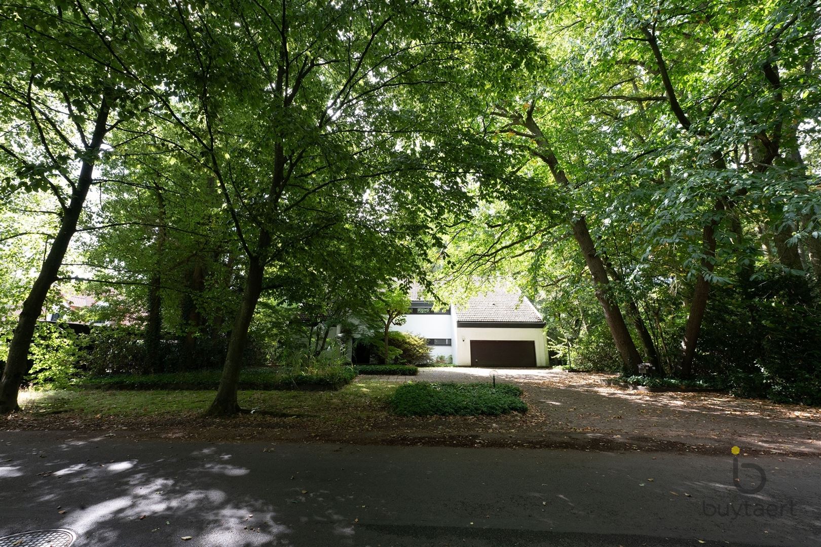 Hoofdfoto van de publicatie: RUIMTE, LICHT ÉN KARAKTER: TE RENOVEREN 70’S VILLA MIDDEN IN HET GROEN!