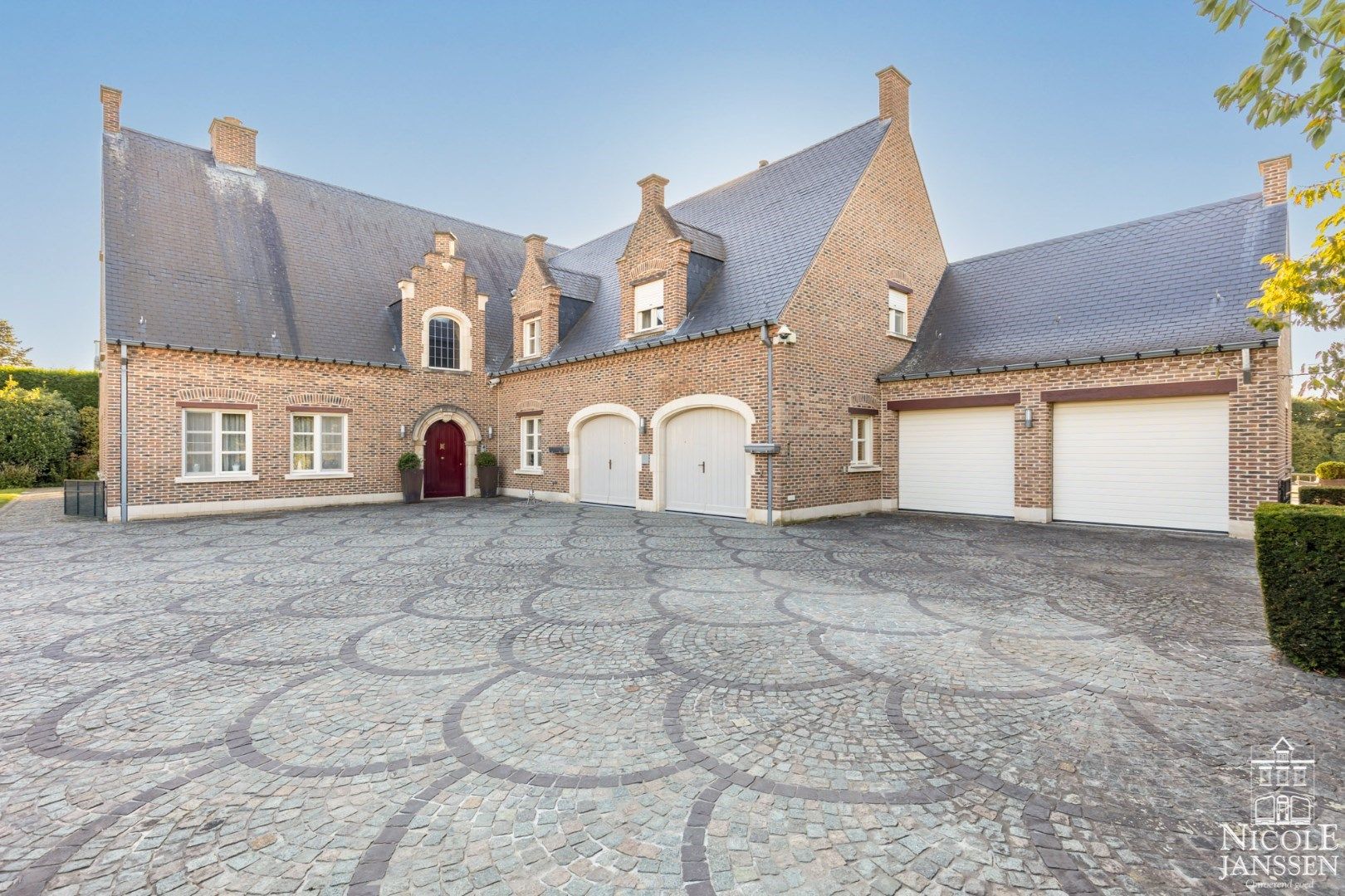 Royale villa met grote tuin in residentiële buurt vlakbij het centrum foto {{pictureIndex}}