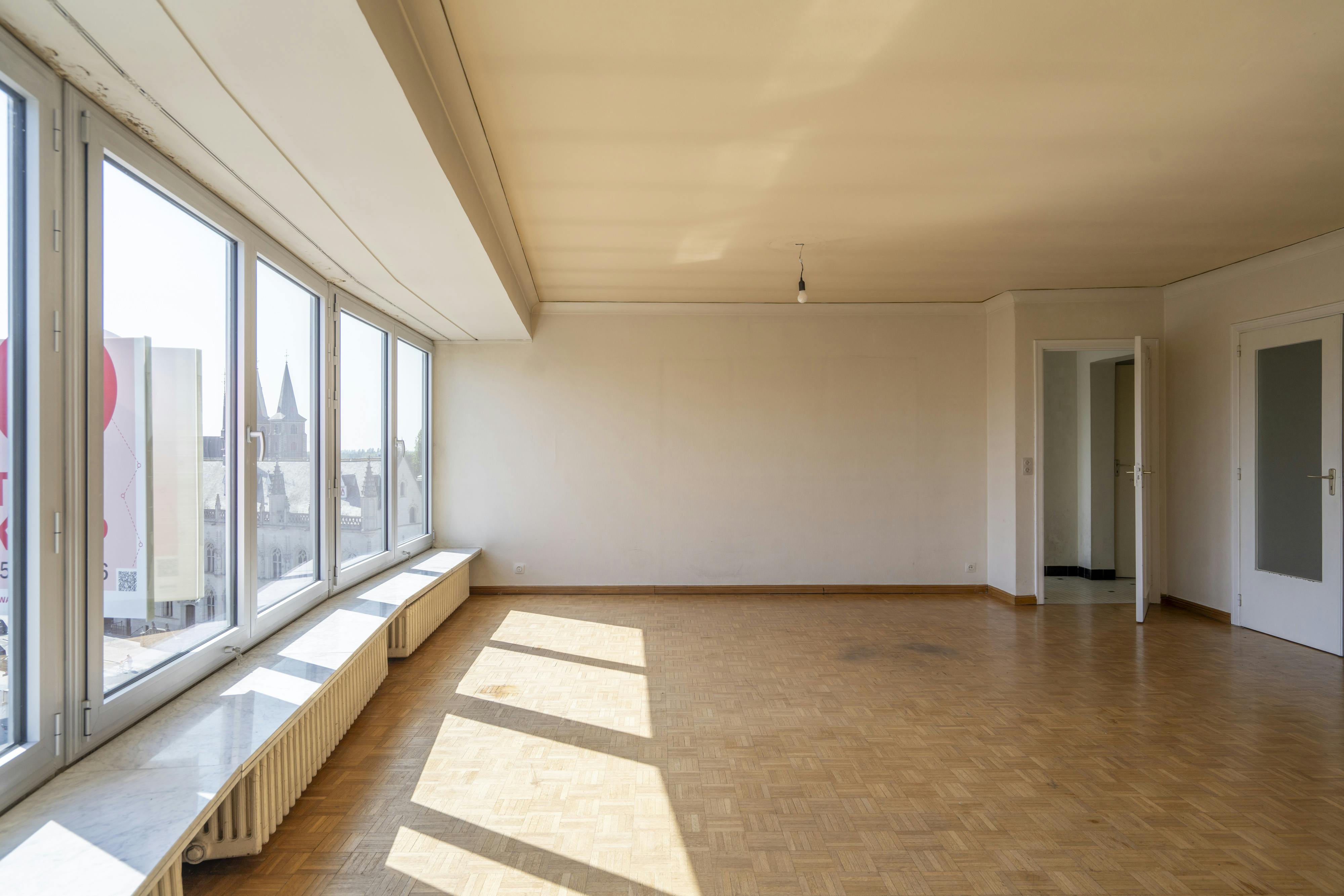 Ruim Appartement met zicht op de Grote Markt van Kortrijk foto 25