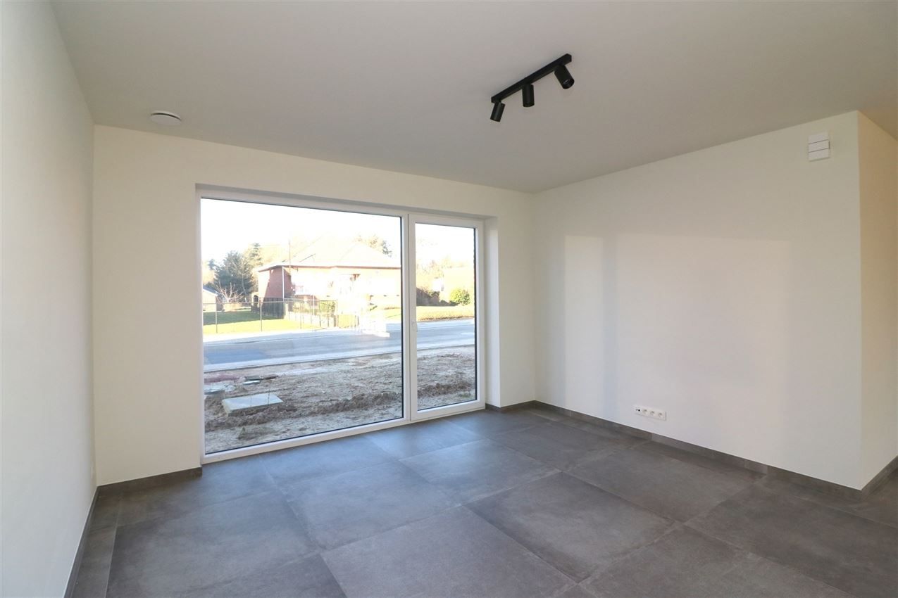 Prachtige nieuwbouwwoning met 4 slpk. met gusntige ligging foto 4