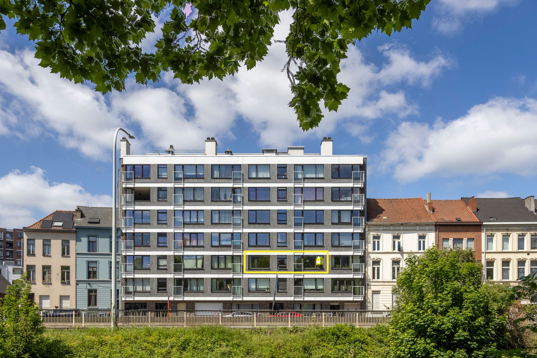 APPARTEMENT MET 1 SLAAPKAMER EN GARAGE TE KOOP! foto 2
